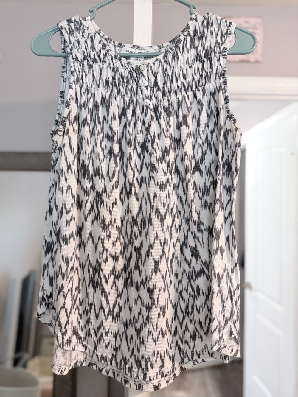 Sleeveless Button-Front Black & White Patterned Women's Top